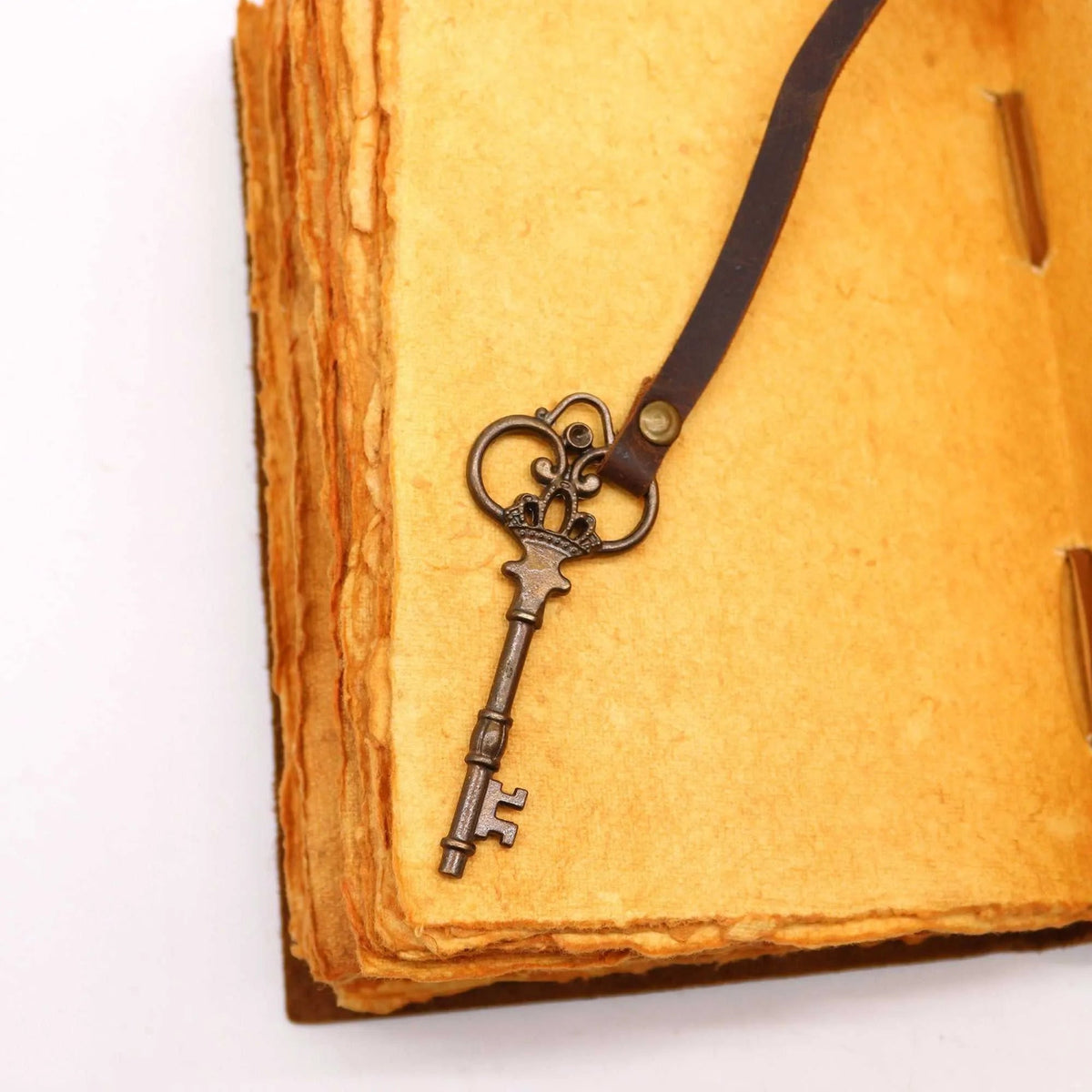 Oiled Brown Leather Grimoire with Key — 200 Pages - Leather Notebooks – Vintage Style Journals - SIXTH HOUSE
